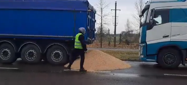 У Польщі прокуратура відкрила справу через інцидент із розсипаним зерном на кордоні