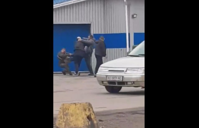 У Мукачеві роми побили спідвробітника ТЦК: відео