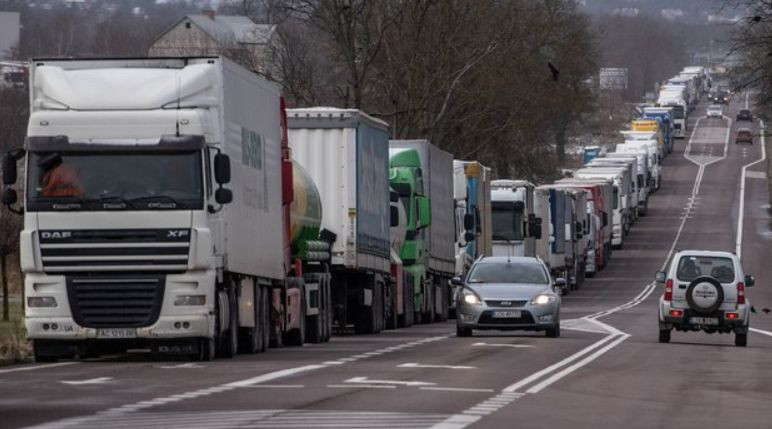 Блокада поляками українського кордону: до фермерів доєднаються перевізники