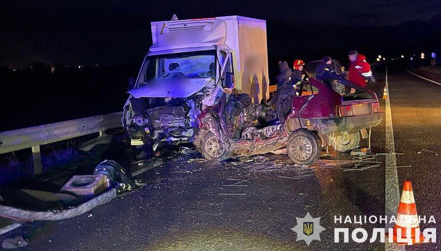 На Львівщині нетверезий водій легковика врізався в авто з евакуйованими військовими: є загиблі