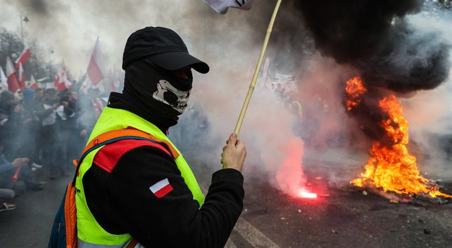 Избиение полицейских во время митингов фермеров в Польше: как отреагировала власть