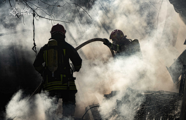 У Києві зайнялася СТО у Голосіївському районі, фото