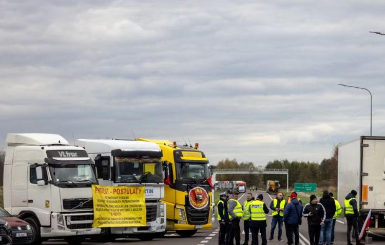 Український консул перевірив інформацію про блокування пасажирських автобусів на кордоні