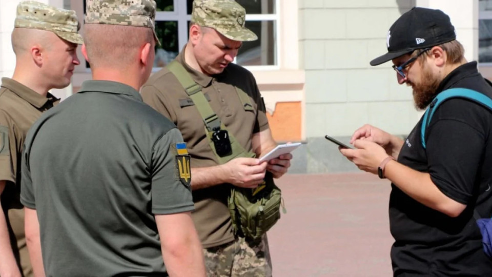 Мужчины должны будут носить с собой военный билет – полицейские смогут фиксировать проверку документов