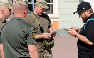 Чоловіки повинні будуть носити із собою військовий квиток – поліцейські зможуть фіксувати перевірку документів