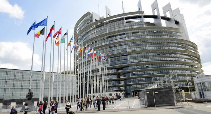 Европарламент планирует судиться с Еврокомиссией из-за размораживания миллиардов евро для Венгрии