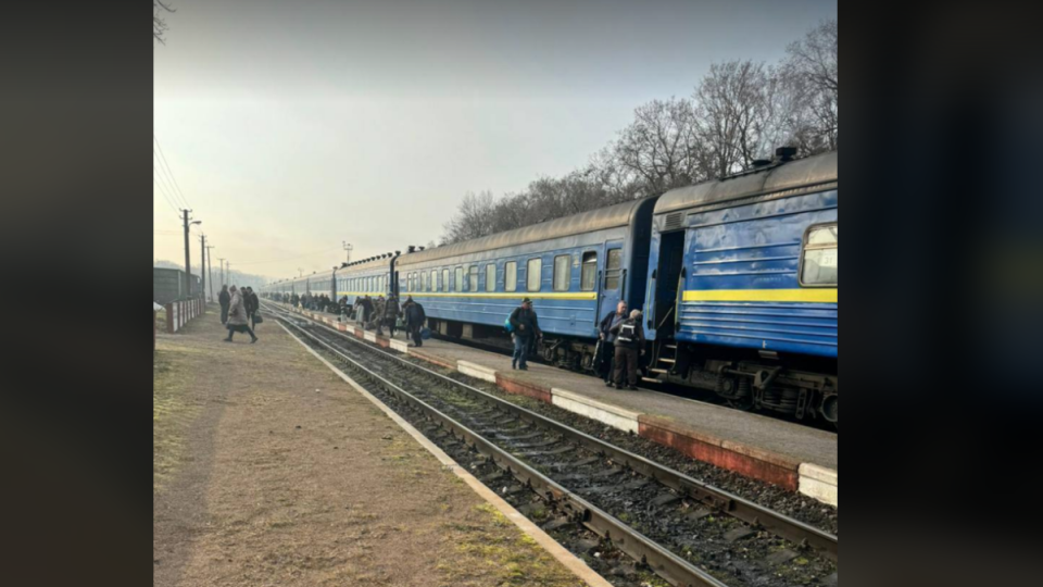 Причиной стало оползень: остановлено движение поездов между Хмельницким и Каменец-Подольским.