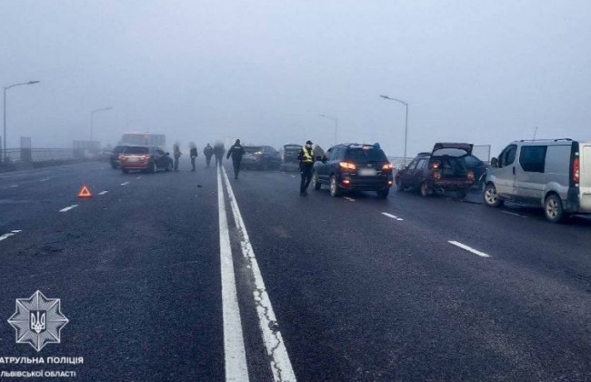 Во Львове в масштабном ДТП столкнулись около 27 автомобилей: появилось видео