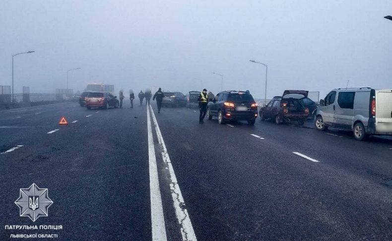 У Львові у масштабній ДТП зіткнулися близько 27 автівок: з’явилося відео