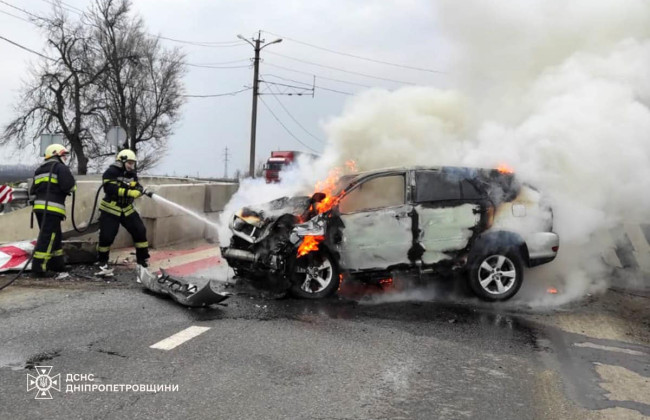 На Дніпропетровщині водій авто наїхав на поліцейського, врізавшись у блокпост: фото