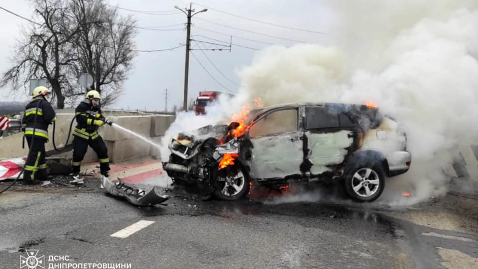 На Днепропетровщине водитель авто наехал на полицейского, врезавшись в блокпост: фото