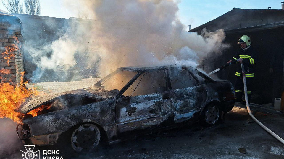 В Оболонском районе столицы вспыхнул автомобиль