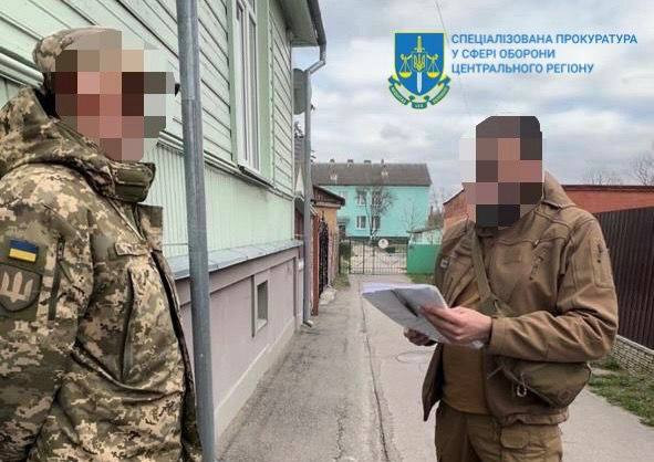 На Чернігівщині викрили начальника та лікаря ВЛК, які за $5 тисяч знімали ухилянтів з військового обліку