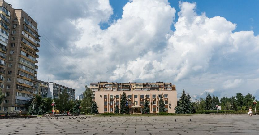 Мешканців Українки на Київщині закликали зробити запаси води та зачинити вікна після атаки рф