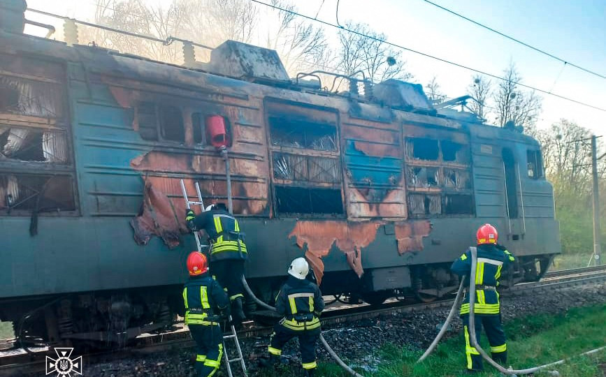 На Черкасщине загорелся электровоз во время движения: фото ликвидации пожара