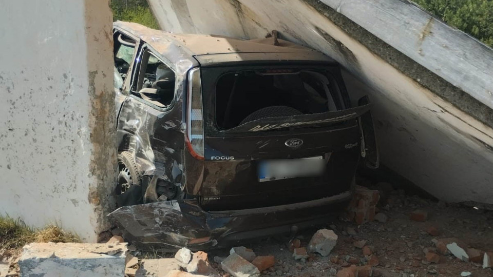 На Волині легковик врізався у зупинку громадського транспорту, водій загинув на місці