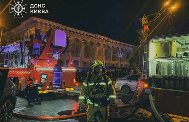 На київській Контрактовій горів двоповерховий заклад громадського харчування: фото