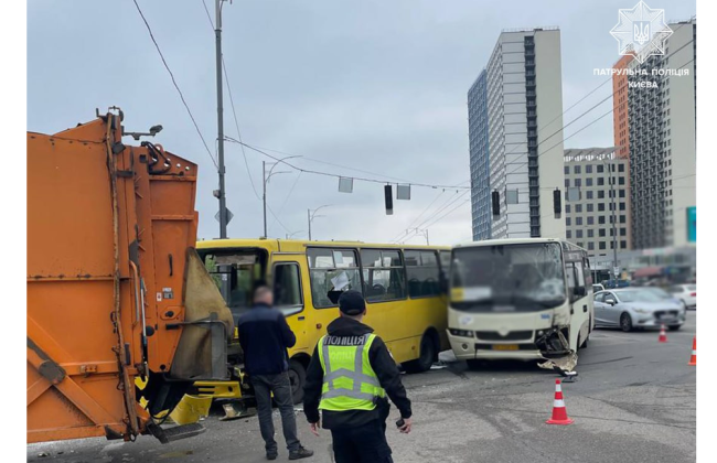 У Києві сталася аварія за участі двох маршруток та сміттєвоза: фото