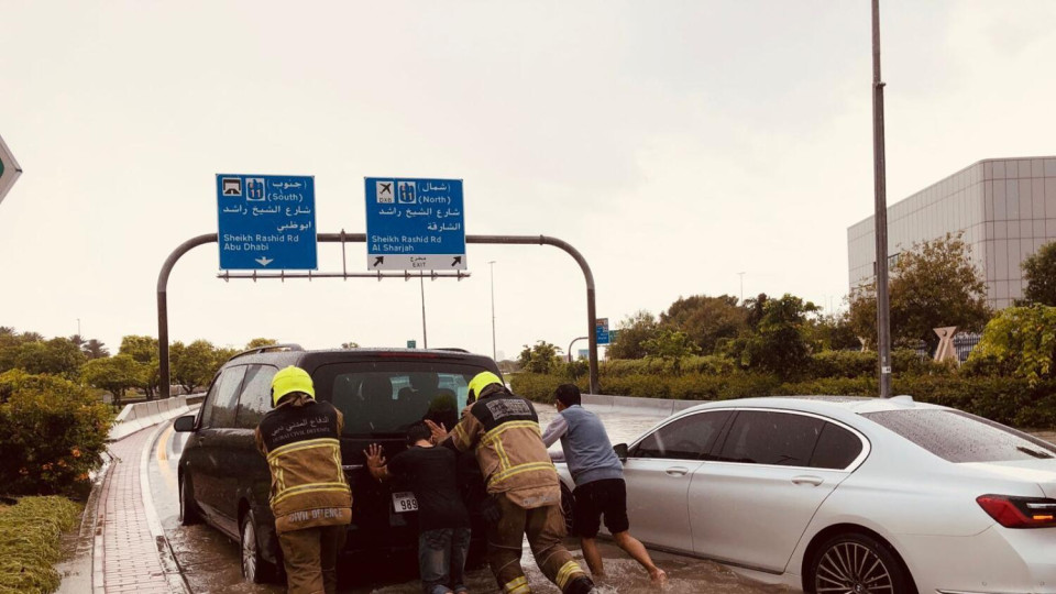 Объединенные Арабские Эмираты накрыл сильный ураган — города уходят под воду, авиарейсы задерживаются