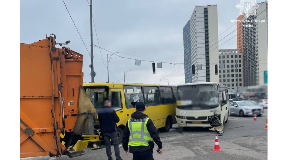 У Києві сталася аварія за участі двох маршруток та сміттєвоза: фото