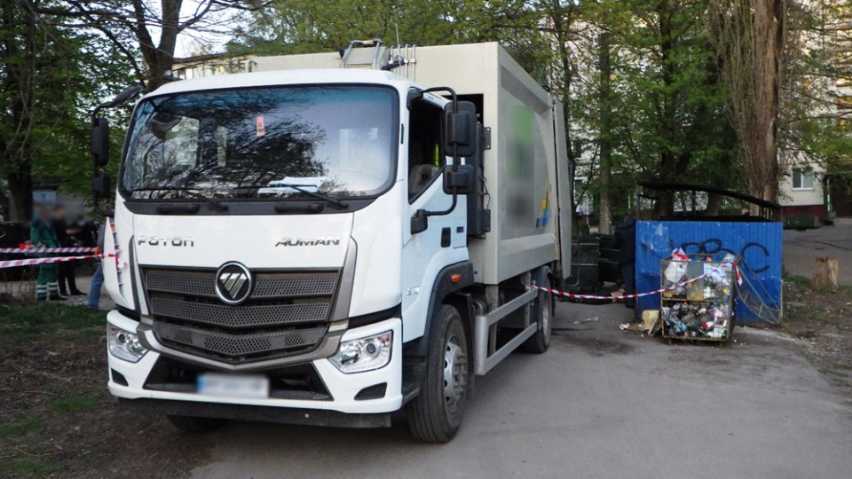 У Житомирі чоловік загинув під пресом сміттєзбирального автомобіля