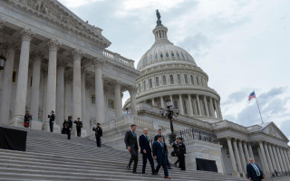 З $60,8 млрд допомоги США підтримка економіки України складе $7,8 млрд за умови, що Україна не буде виплачувати пенсії з цих коштів і за умови їх повернення