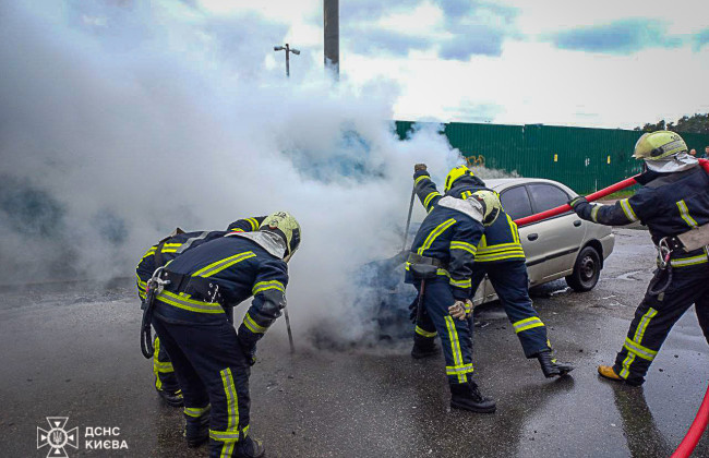 Поблизу парку «Кіото» у Києві загорівся автомобіль час руху, фото