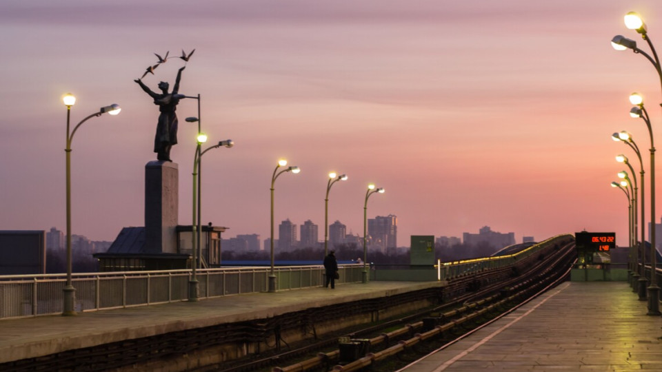 В Киеве приостановили движение поездов метро на левый берег