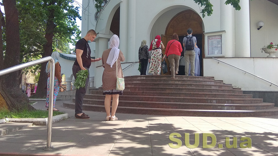 У ПЦУ розповіли, чи можна жінкам приходити до храму у брюках