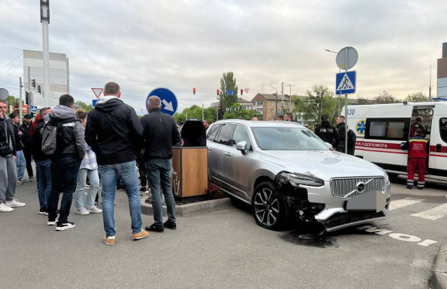 В Броварах нетрезвый глава райадминистрации сбил людей на переходе, видео