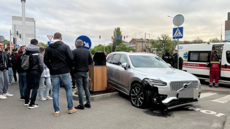 В Броварах нетрезвый глава райадминистрации сбил людей на переходе, видео