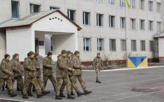 Військовий отримав травми під час евакуації пораненого, але командир заборонив йому проходити медичне обстеження: що вирішив суд