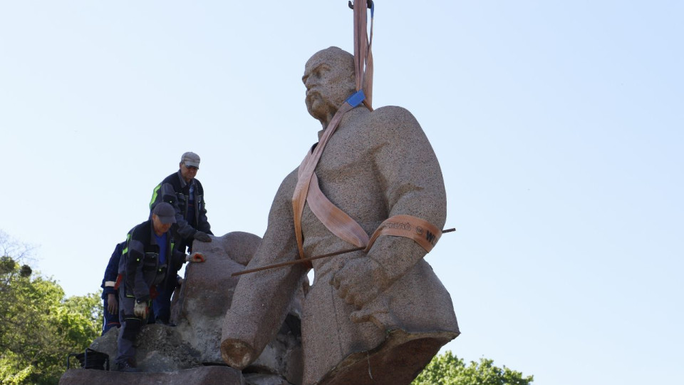 У Києві демонтують монумент під Аркою Дружби народів, фото