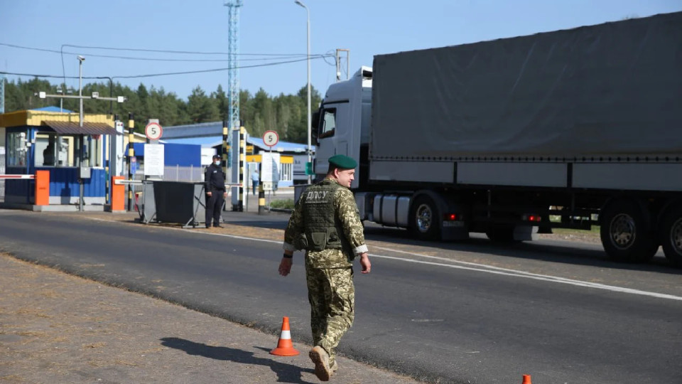 Перевізники б'ють на сполох: працівники ТЦК забирають водіїв фур із міжнародних рейсів