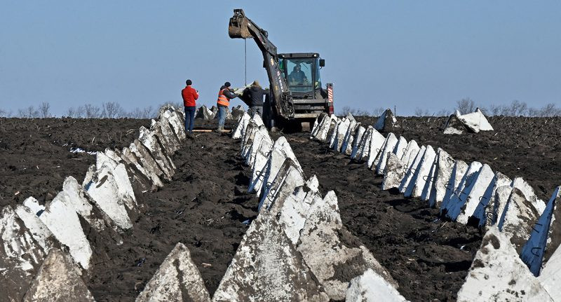 В пяти областях Украины завершается строительство оборонительных рубежей: видео