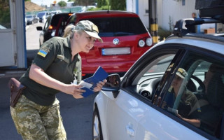 Чоловік при перетині кордону пред’явив довідку ВЛК про непридатність з виключенням з військового обліку, але його не пропустили через реакцію системи Гарт-1 – що вирішив Верховний Суд