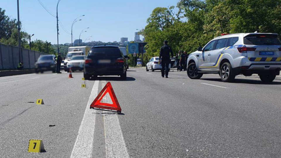 В Киеве произошло тройное ДТП, в котором погибла полуторагодовалая девочка и пострадала беременная женщина, фото с места трагедии