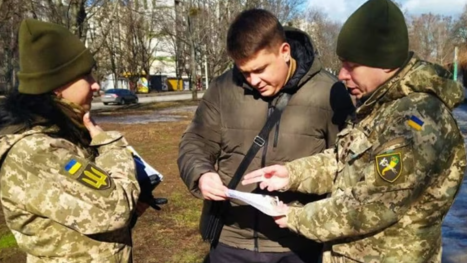 Представники ТЦК при перевірці документів зобов’язані пред’явити посвідчення особи, уповноваженої вручати повістки