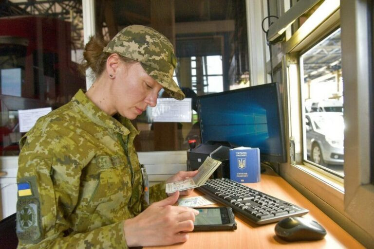 В ГПСУ уточнили, что мужчин на границе будут пропускать только с бумажными военными документами