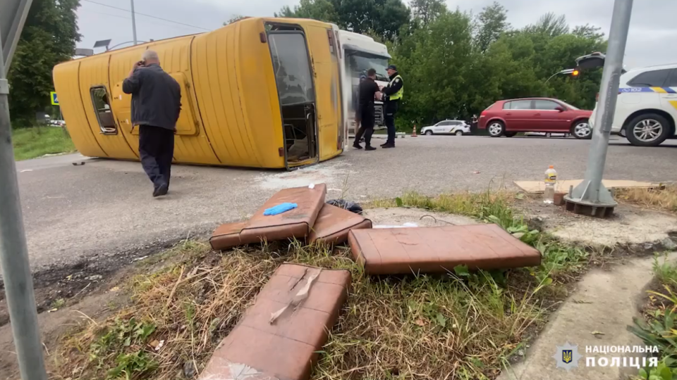 В Винницкой области в результате ДТП перевернулся автобус с пассажирами