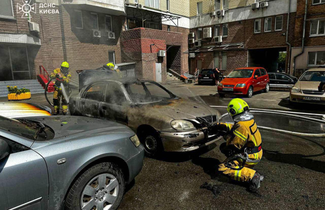 У Києві спалахнула припаркована автівка у дворі багатоквартирного будинку, фото