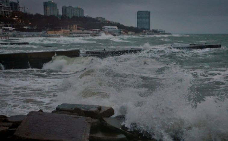 Волной смыло в море во время фотографирования на пирсе: в Одессе погибла 20-летняя полицейская