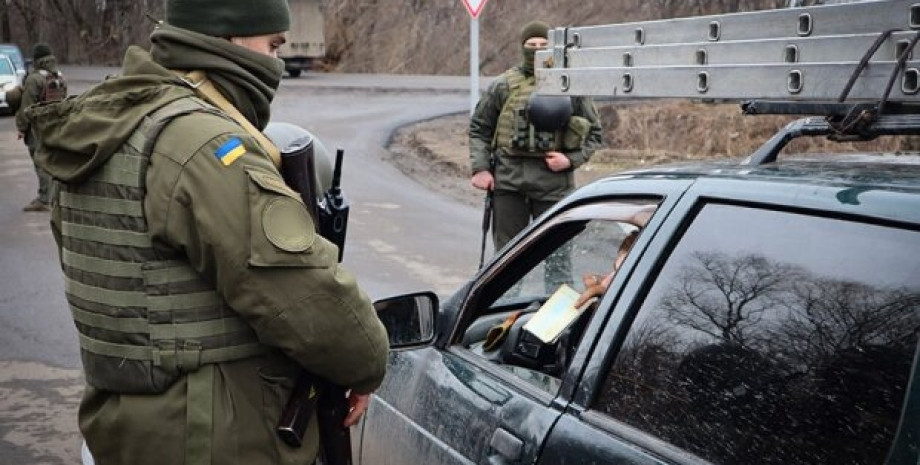 Военная полиция сможет проверять у водителей документы и проникать в жилье – при каких условиях