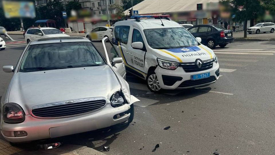 В Киеве произошло ДТП с участием автомобиля патрульной полиции