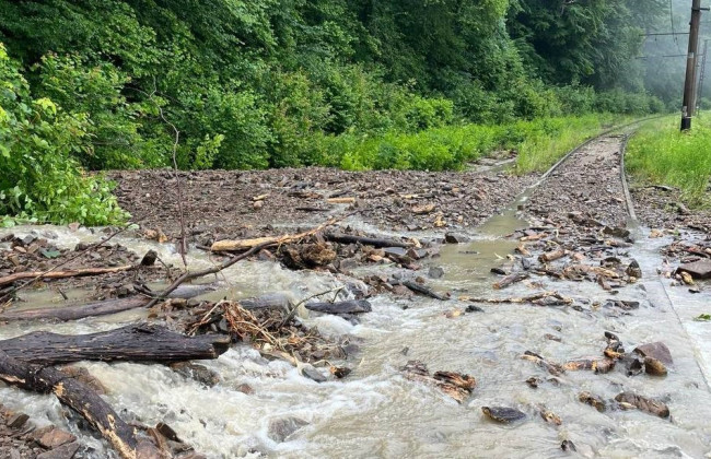 На Закарпатті селевий потік зійшов на залізничну колію, фото