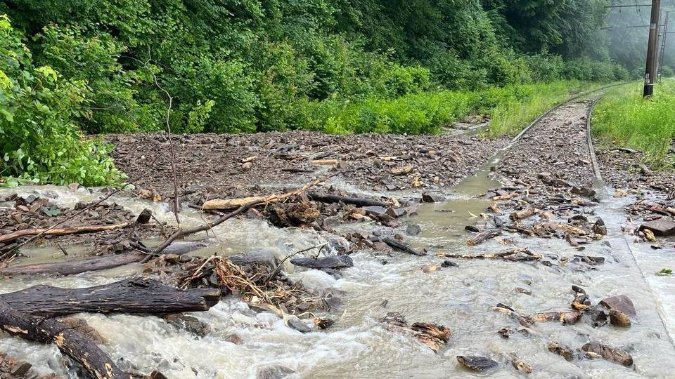 На Закарпатье селевой поток сошел на железнодорожный путь, фото