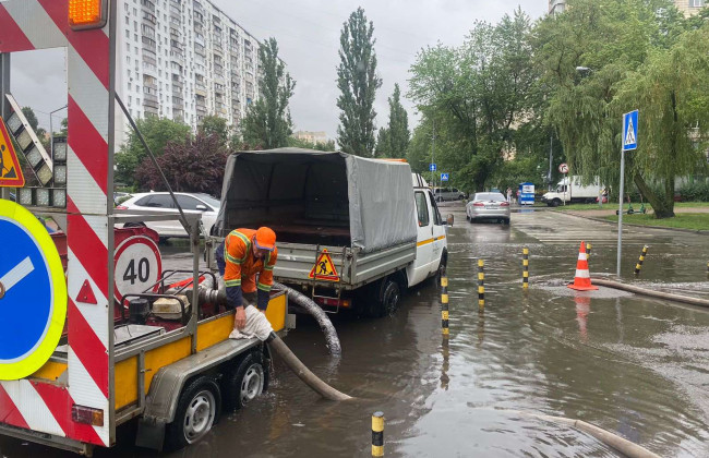 У Києві дощ затоплює маршрутки, автівки пливуть дорогами: відео армагедону