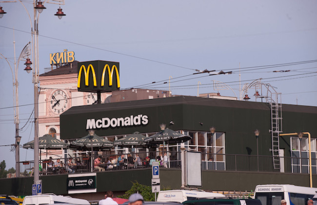 У Києві демонтують ресторан McDonald's на Вокзальній: заклад повністю оновлять, відео