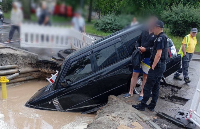 У Києві «Land Rover» вʼїхав у канаву, де проводилися ремонтні роботи: фото