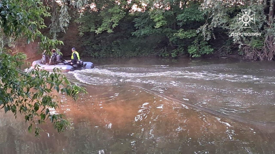 Катался на доске и пропал в воде, когда упал: в Луцке на реке погиб юноша